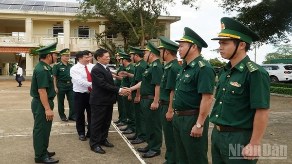 Ủy viên Trung ương Đảng, Phó Thủ tướng Chính phủ Hồ Đức Phớc dẫn đầu Đoàn công tác của Chính phủ thăm cán bộ, chiến sĩ Đồn Biên phòng Đắk Lao.