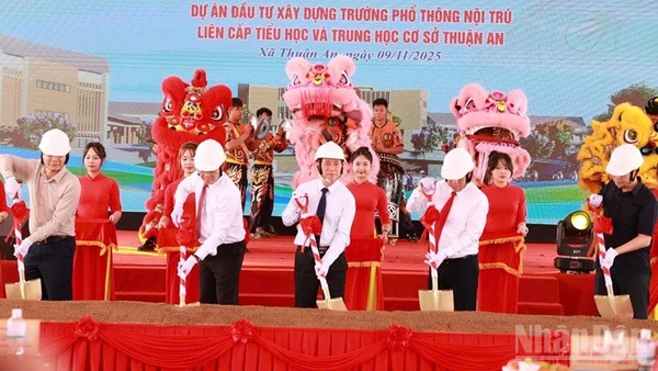 Phó Thủ tướng Chính phủ Hồ Đức Phớc dự Lễ khởi công xây dựng Trường phổ thông nội trú liên cấp tiểu học và trung học cơ sở Thuận An, xã Thuận An, tỉnh Lâm Đồng.