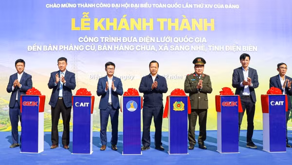 Các đại biểu thực hiện nghi lễ cắt băng khánh thành công trình đưa điện lưới quốc gia đến với bản Phảng Củ và bản Háng Chua, xã Sáng Nhè (Điện Biên).