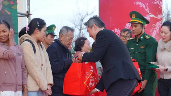 Ông Lester Tan, Tổng Giám đốc SABECO trao quà cho người dân tỉnh Đắk Lắk