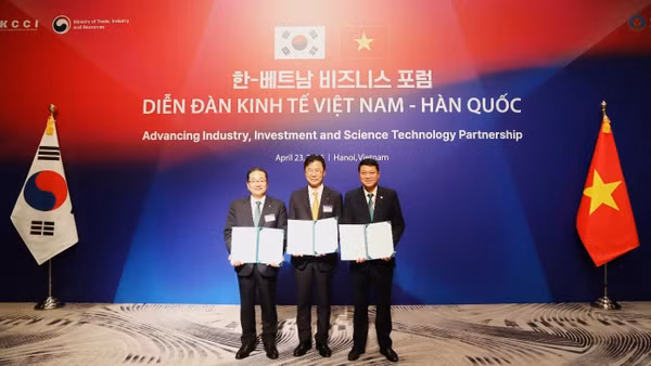 Đại diện Lãnh đạo BIDV, Hana Bank và KIND ký kết thỏa thuận hợp tác.