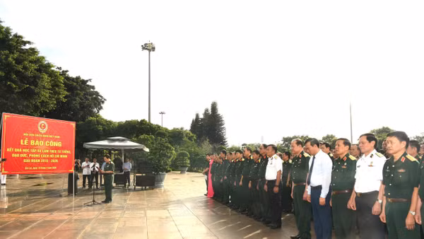 Đoàn đại biểu Cựu chiến binh Việt Nam trước tượng đài Chủ tịch Hồ Chí Minh tại Quảng trường Đại đoàn kết.