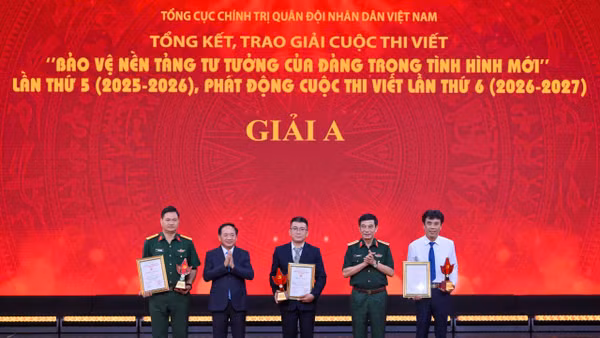 Đại tướng Phan Văn Giang, Uỷ viên Bộ Chính trị, Phó Bí thư Quân uỷ Trung ương, Phó Thủ tướng, Bộ trưởng Bộ Quốc phòng và đồng chí Trịnh Văn Quyết, Uỷ viên Bộ Chính trị, Bí thư Trung ương Đảng, Trưởng Ban Tuyên giáo và Dân vận Trung ương trao giải A cho các tác giả. Ảnh: Thế Đại