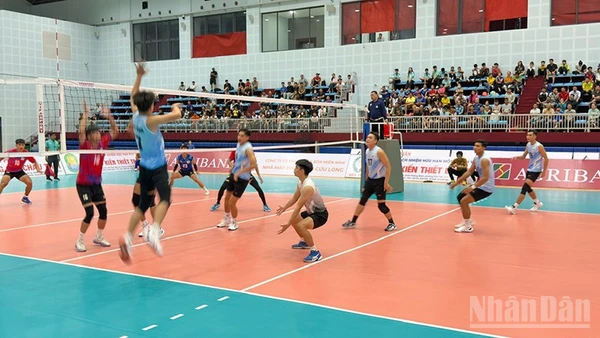 Tranh tài giữa 2 đội Vĩnh Long và Thành phố Hồ Chí Minh. 