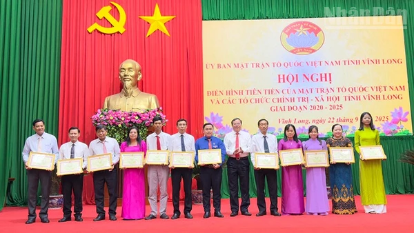 Chủ tịch Ủy ban Mặt trận Tổ quốc Việt Nam tỉnh Vĩnh Long Lê Văn Hẳn trao khen cho các tập thể làm công tác xã hội.