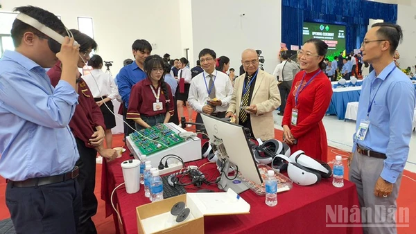 Đại biểu tham quan các gian trưng bày sản phẩm ứng dụng khoa học công nghệ của trường. 