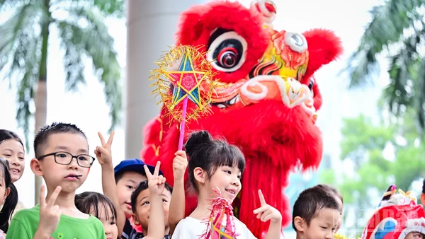 Các em nhỏ được trải nghiệm không gian Trung thu đầy sắc màu và niềm vui tại Bảo tàng Dân tộc học.