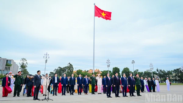 Các đại biểu dự lễ báo công thực hiện nghi thức chào cờ.