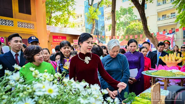 Bà Ngô Phương Ly, Phu nhân Tổng Bí thư Tô Lâm tham quan khu vực quảng bá ẩm thực Việt Nam tại Liên hoan văn hóa ẩm thực quốc tế 2025.