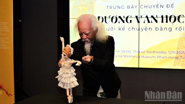 Nghệ sĩ Dương Văn Học trình diễn tiết mục Rối độc diễn "Cái chết của thiên nga".