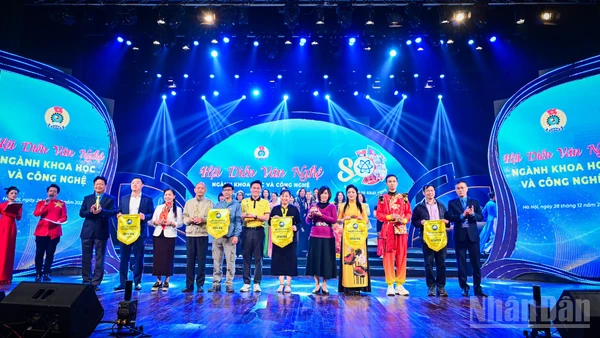 Tiết mục đơn ca của Công đoàn Báo Nhân Dân nhận giải ba tại Hội diễn Văn nghệ Công đoàn ngành Khoa học và Công nghệ Việt Nam.