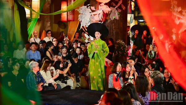 Trang phục áo dài trình diễn trong đêm khai mạc chuỗi sự kiện Văn hóa mừng 20 năm ngày Di sản Văn hóa Việt Nam.