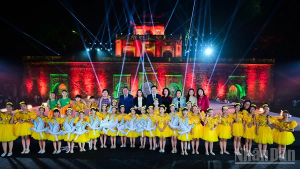 Các đồng chí lãnh đạo Đảng, Nhà nước và thành phố Hà Nội tham dự Lễ khai mạc Festival Thăng Long-Hà Nội 2025.