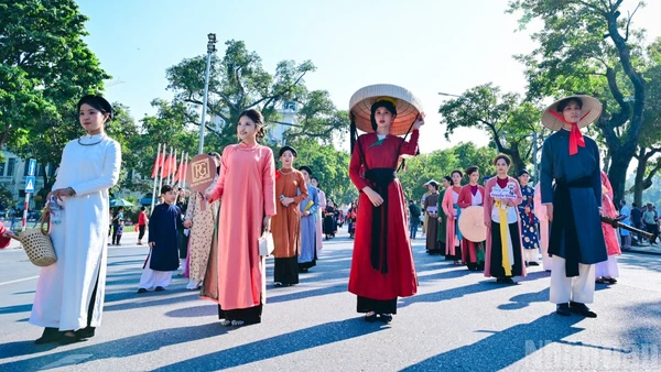 Ngày hội Việt phục “Bách Hoa Bộ Hành” tái hiện sinh động hệ thống trang phục truyền thống Việt Nam, được nghiên cứu, sưu tầm và phục dựng công phu bởi các nhóm cổ phục.