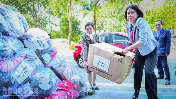 Cán bộ, giáo viên trường Tiểu học Nguyễn Bỉnh Khiêm, phường Việt Hưng (Hà Nội) mang quần áo ủng hộ người dân bị ảnh hưởng mưa lũ các tỉnh miền trung-Tây Nguyên.