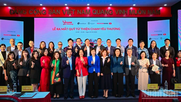 Các đại biểu chào mừng sự ra mắt Quỹ từ thiện "Chạm yêu thương".