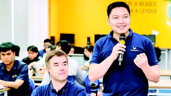 Tiến sĩ Lê Duy Dũng (người đứng) hướng dẫn, đào tạo về công nghệ trí tuệ nhân tạo cho đội ngũ giáo viên tin học của hệ thống trường VinSchool.