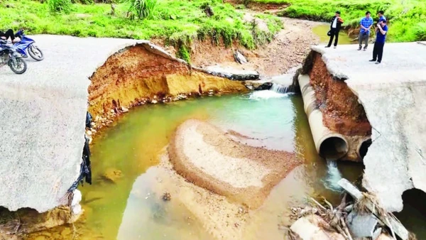 Một trong sáu điểm của đoạn đường bị sạt lở gây hư hỏng nặng.