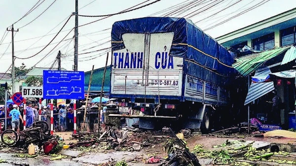 Hiện trường vụ tai nạn tại ngã ba chợ Tân Long ngày 17/9.