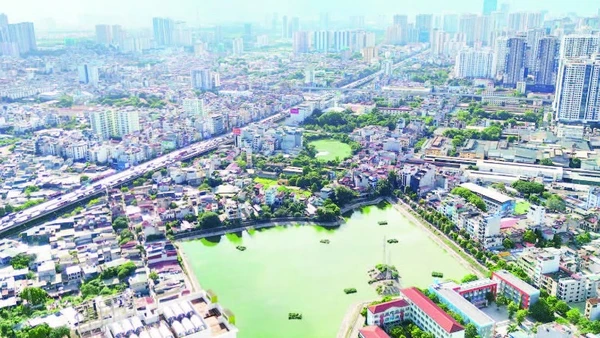 Hà Nội cần có các chính sách hỗ trợ chính quyền cấp phường, xã làm tốt, hiệu quả công tác quy hoạch và quản lý quy hoạch. Trong ảnh: Một góc Thành phố Hà Nội. (Ảnh MỸ HÀ)