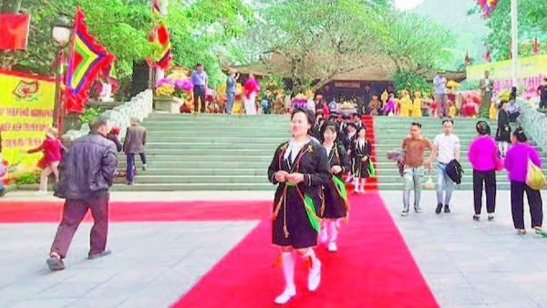 Đồng bào Sán Dìu trong trang phục truyền thống tại lễ hội.