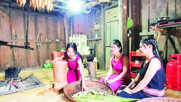 Phụ nữ Xơ Đăng chuẩn bị nguyên liệu để chế biến món Păng Chôh.