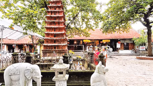 Tòa tháp đất nung, bệ thờ đất nung được Thủ tướng Chính phủ công nhận là Bảo vật quốc gia.