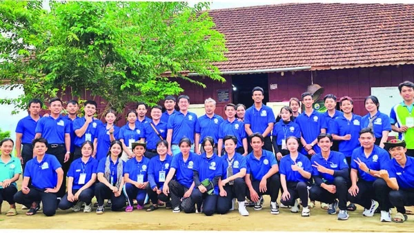 Lãnh đạo Trường đại học Sư phạm Thể dục Thể thao Thành phố Hồ Chí Minh thăm hỏi, động viên các chiến sĩ Mùa hè xanh 2025 tại mặt trận Vĩnh Sơn.