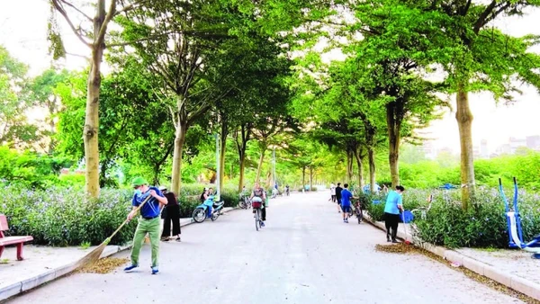 Người dân phường Thanh Liệt tham gia vệ sinh môi trường. (Ảnh NGHIÊM LIÊN)