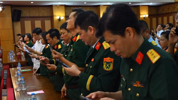 Các đại biểu chuyển khoản ủng hộ chương trình "Gọi tên những vì sao đất nước” năm 2026.