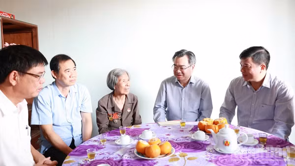 Đồng chí Nguyễn Thanh Nghị, Ủy viên Bộ Chính trị, Bí thư Trung ương Đảng, Trưởng Ban Chính sách, Chiến lược Trung ương cùng đoàn công tác đến thăm gia đình bà Lương Thị Thân, thanh niên xung phong bị nhiễm chất độc hóa học tại xã Cư Jút.