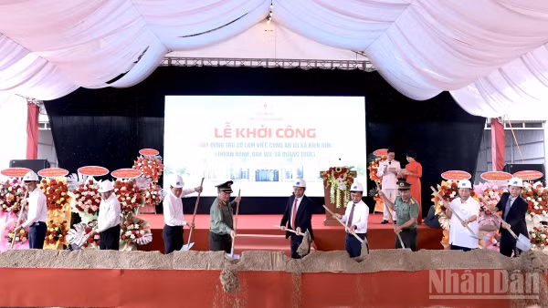 Các đồng chí lãnh đạo tỉnh Lâm Đồng, lãnh đạo Công an tỉnh và đại biểu tham dự thực hiện thủ tục khởi công dự án. 