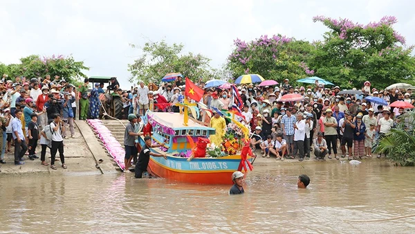 Ngư dân tỉnh Trà Vinh thực hiện nghi thức tống tàu ra biển cả.