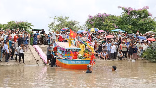Ngư dân tỉnh Trà Vinh thực hiện nghi thức tống tàu ra biển cả.