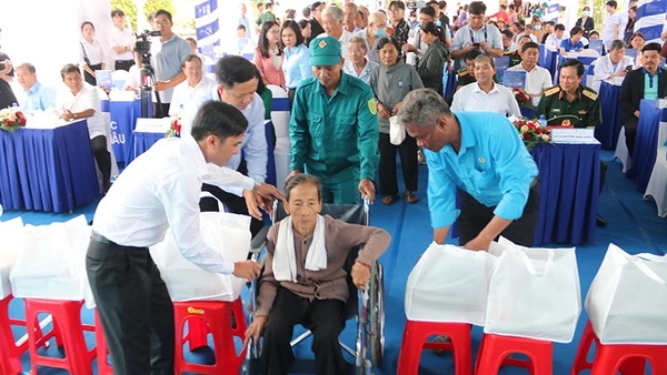 Người cao tuổi được hỗ trợ đến khám bệnh miễn phí tại xã Long Hiệp.