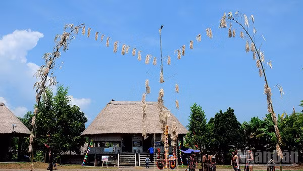 Cây nêu bên mái nhà Gươi, biểu tượng văn hóa của người Cơ Tu. (Ảnh: Thế Dương)
