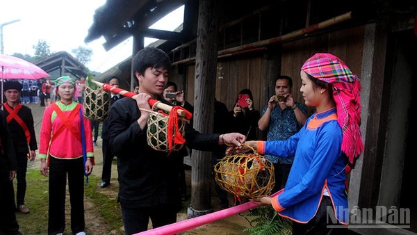 Nghi thức trao lễ vật nhà trai cho nhà gái trong lễ cưới người Giáy.