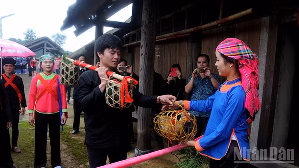 Nghi thức trao lễ vật nhà trai cho nhà gái trong lễ cưới người Giáy.