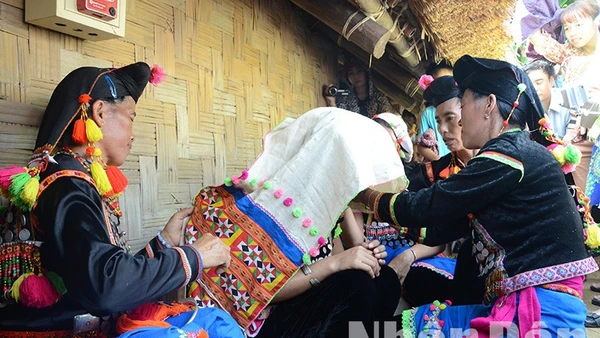 Cô dâu người Si La trang điểm chuẩn bị về nhà chồng. (Ảnh: Thế Dương)