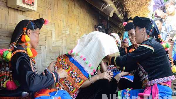 Cô dâu người Si La trang điểm chuẩn bị về nhà chồng. (Ảnh: Thế Dương)