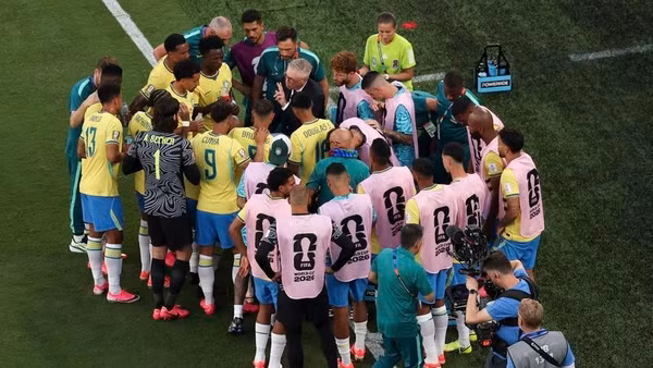 Huấn luyện viên Carlo Ancelotti tranh thủ chỉ đạo trong phút giải lao giữa hiệp của các cầu thủ Brazil. Ảnh: Xinhua