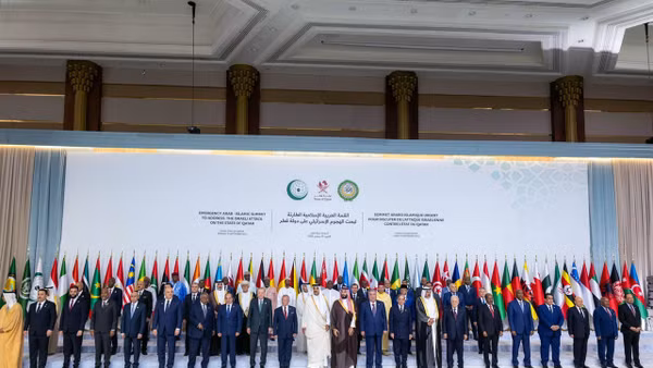 Các đại biểu chụp ảnh chung tại Hội nghị thượng đỉnh khẩn cấp Liên đoàn Arập (AL) và Tổ chức Hợp tác Hồi giáo (OIC) ở Doha, Qatar ngày 15/9/2025. Ảnh: AA/TTXVN