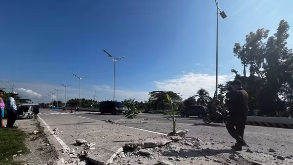 Một đoạn đường bị nứt sau động đất tại tỉnh Nam Cotabato, Philippines ngày 8/6/2026. Ảnh: THX/TTXVN