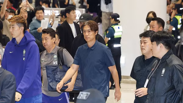 Huấn luyện viên Hong Myung-bo bị la ó khi về nước. Ảnh: Yonhap.