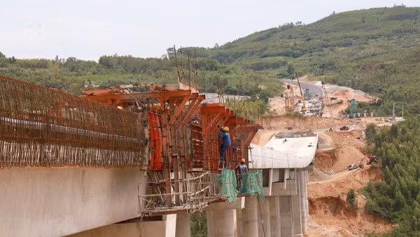 Công nhân làm việc trên cao nên cần có biện pháp đảm bảo an toàn lao động. Ảnh: TTXVN