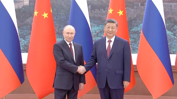 Chủ tịch Trung Quốc Tập Cận Bình (phải) hội đàm với Tổng thống Nga Vladimir Putin. (Ảnh: CCTV)