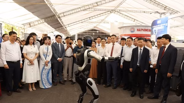 Các đại biểu tham quan triển lãm giới thiệu các sản phẩm công nghệ tại sự kiện Techfest Hải Phòng 2026. Ảnh: TTXVN