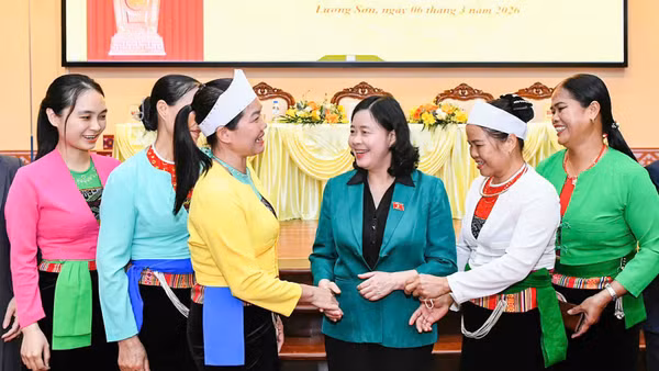 Đồng chí Bùi Thị Minh Hoài, Ủy viên Bộ Chính trị, Bí thư Trung ương Đảng, Chủ tịch Ủy ban Trung ương Mặt trận Tổ quốc Việt Nam tiếp xúc cử tri tại tỉnh Phú Thọ.