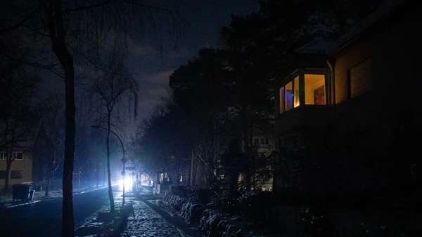 Mất điện trên diện rộng tại Berlin, Đức, sau vụ tấn công vào các đường dây điện. (Ảnh: THX/TTXVN)