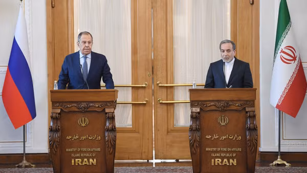 (Tư liệu) Ngoại trưởng Nga Sergey Lavrov và Ngoại trưởng Iran Seyed Abbas Araghchi tại cuộc họp báo chung ở Tehran ngày 25/2/2025. Ảnh: THX/TTXVN